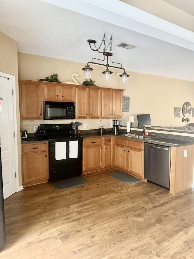 284 Meigs Dr Unit C19, Murfreesboro, TN 37128 - kitchen featuring black appliances, light wood-style flooring, a sink, and a peninsula