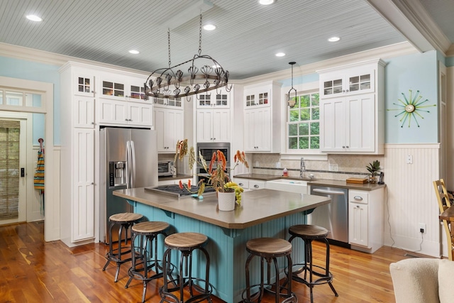 460 Whistler Cv, Franklin, TN 37067 - kitchen with appliances with stainless steel finishes, a sink, crown molding, a center island, and a kitchen breakfast bar
