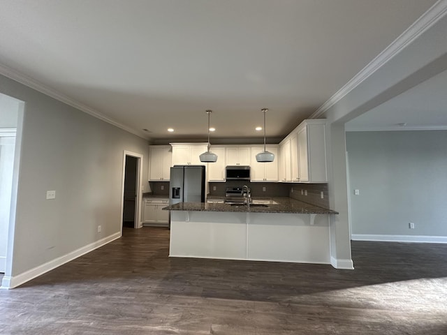 1451 Rebecca Johns Dr, Murfreesboro, TN 37128 - kitchen with stainless steel appliances, baseboards, white cabinetry, crown molding, and a peninsula