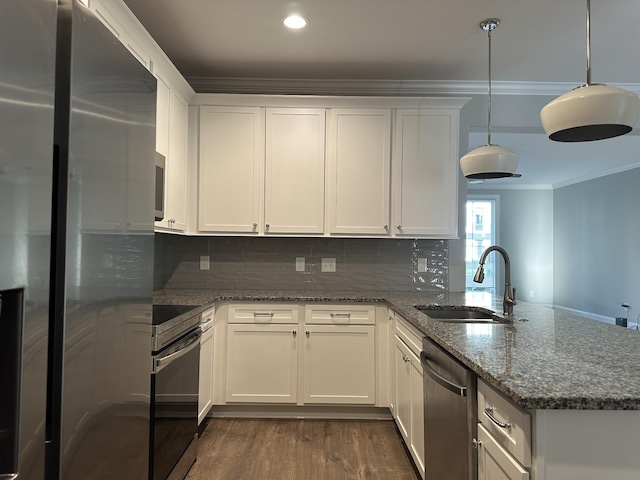 1451 Rebecca Johns Dr, Murfreesboro, TN 37128 - kitchen featuring appliances with stainless steel finishes, a sink, crown molding, a peninsula, and white cabinets