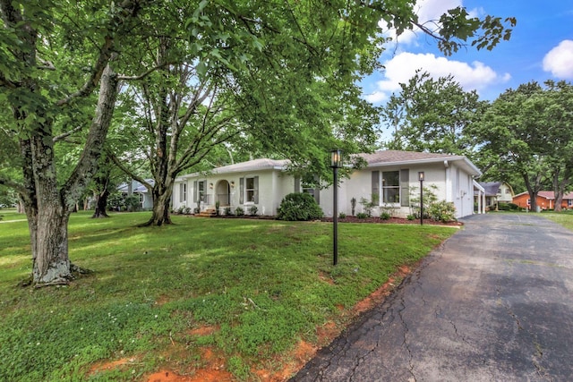 2302 Surrey Dr, Murfreesboro, TN 37129 - ranch-style house with driveway and a front lawn