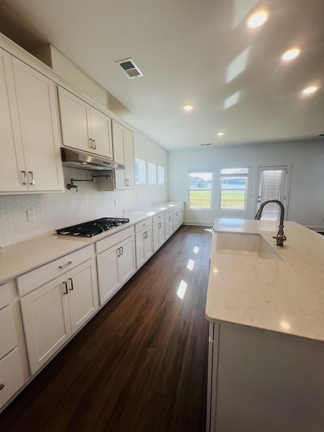 310 Carver Ln, Lebanon, TN 37087 - kitchen with stainless steel gas stovetop, under cabinet range hood, recessed lighting, dark wood-style floors, and tasteful backsplash