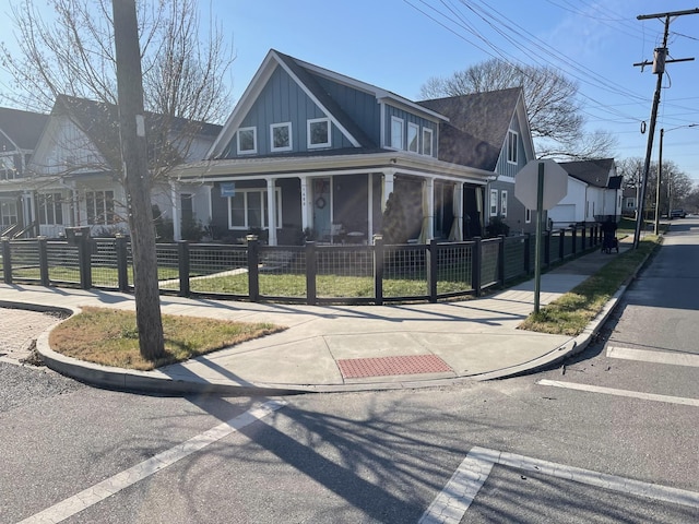 1600 Anderson Ave, Chattanooga, TN 37404 - view of front of property with board and batten siding, a porch, and a fenced front yard