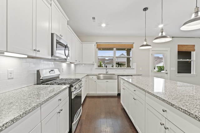 3368 Vinemont Dr, Thompsons Station, TN 37179 - kitchen featuring stainless steel appliances, a sink, healthy amount of natural light, decorative backsplash, and recessed lighting