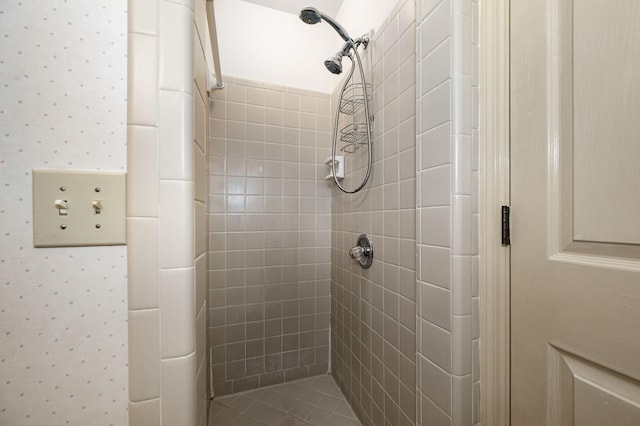 412 Benton Ln, Franklin, TN 37067 - bathroom featuring a tile shower and wallpapered walls