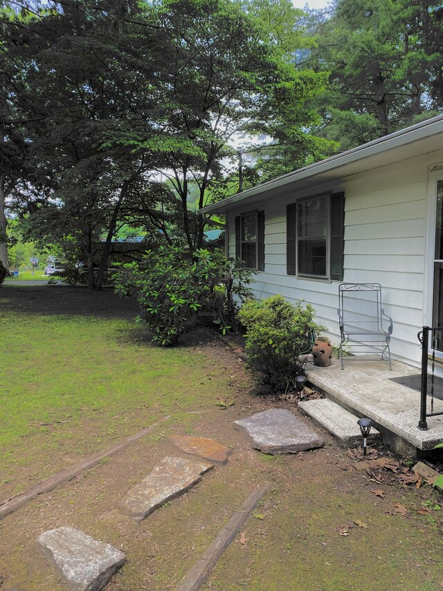 184 N Bluff Cir, Monteagle, TN 37356 - view of green lawn