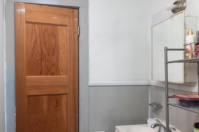 525 Maple St, Lewisburg, TN 37091 - bathroom featuring tile walls and a sink