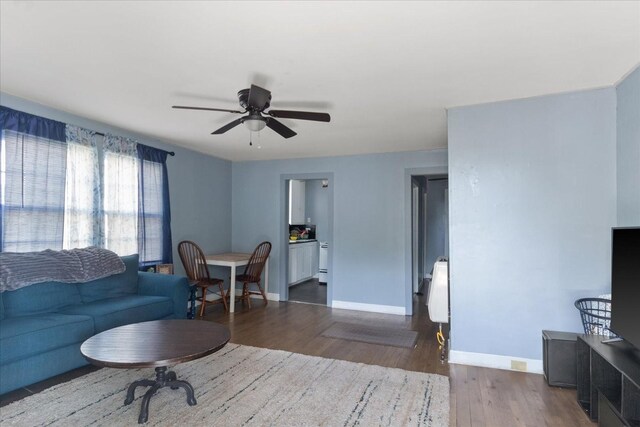 525 Maple St, Lewisburg, TN 37091 - living room featuring wood finished floors, baseboards, and ceiling fan