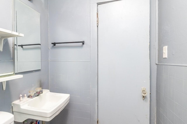 525 Maple St, Lewisburg, TN 37091 - bathroom with tile walls, a sink, and toilet
