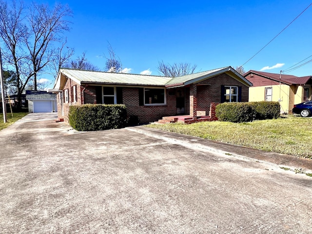 715 Hunt St, Winchester, TN 37398 - single story home featuring brick siding, metal roof, and a front lawn