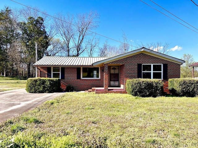 715 Hunt St, Winchester, TN 37398 - ranch-style home featuring brick siding, a front lawn, a standing seam roof, and metal roof