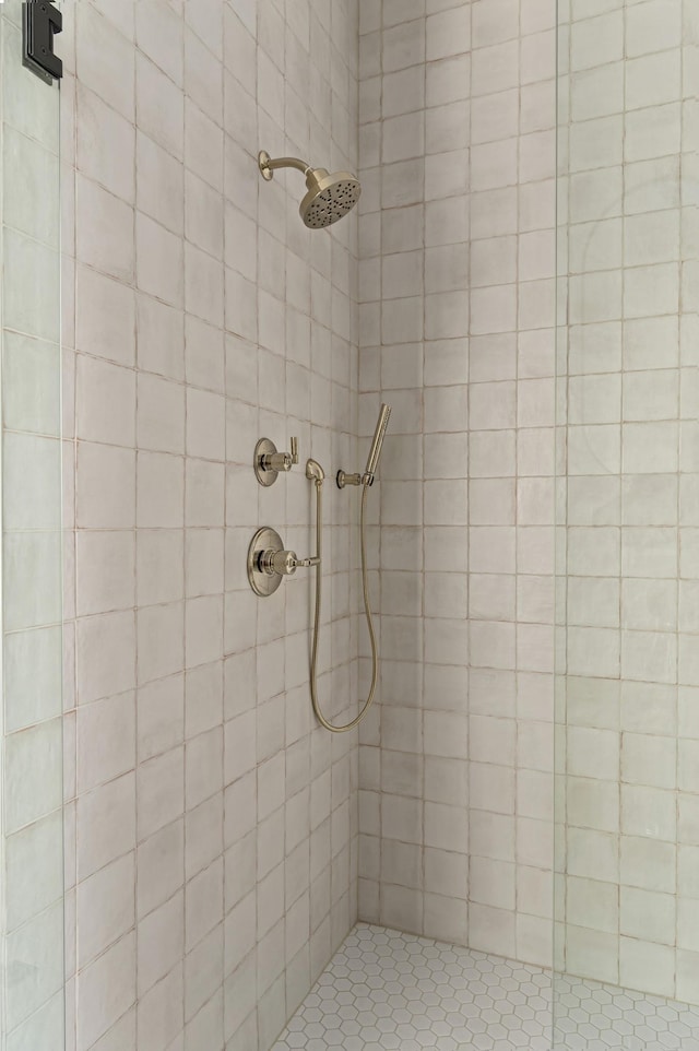 1601 S Observatory Dr Unit C, Nashville, TN 37215 - bathroom with tiled shower