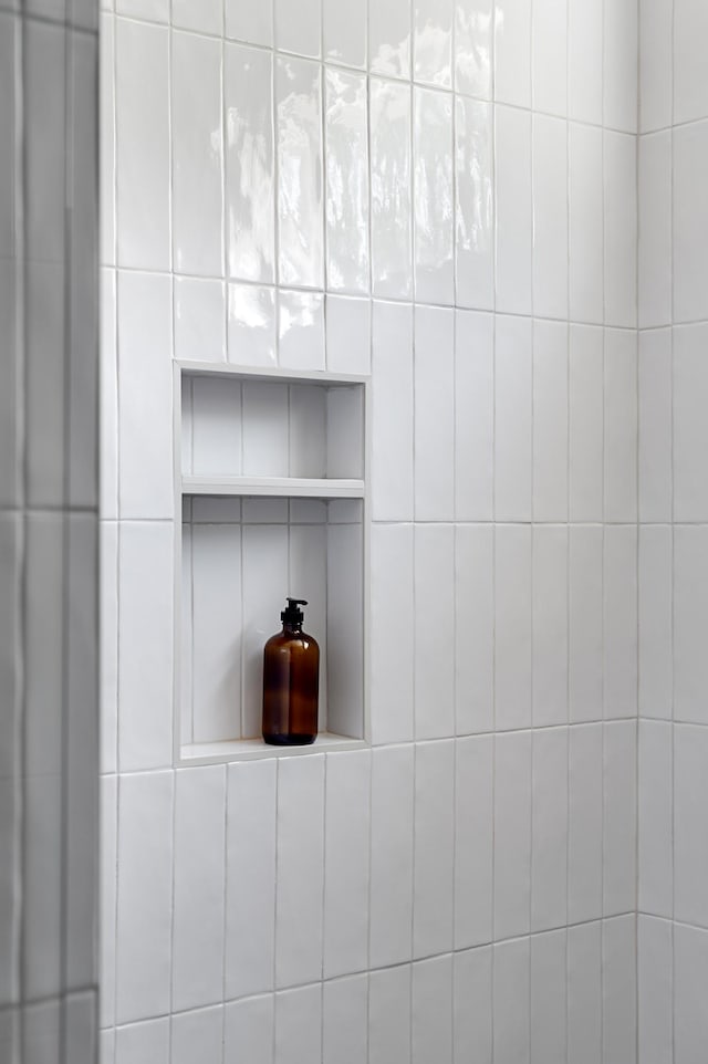 1330 Mcalpine Ave, Nashville, TN 37216 - detailed view of tile walls