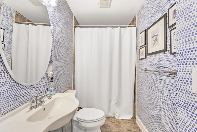 311 Grace St, Nashville, TN 37207 - bathroom with toilet, a sink, and a shower with curtain