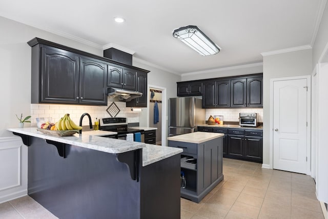 4702 Garcia Blvd, Murfreesboro, TN 37128 - kitchen featuring appliances with stainless steel finishes, a peninsula, a sink, under cabinet range hood, and ornamental molding