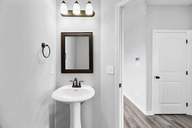 2586 Rafiki Dr, Clarksville, TN 37042 - bathroom featuring wood finished floors and baseboards