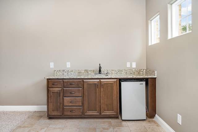 813 Stone Mill Cir, Murfreesboro, TN 37130 - indoor wet bar with baseboards and dishwasher