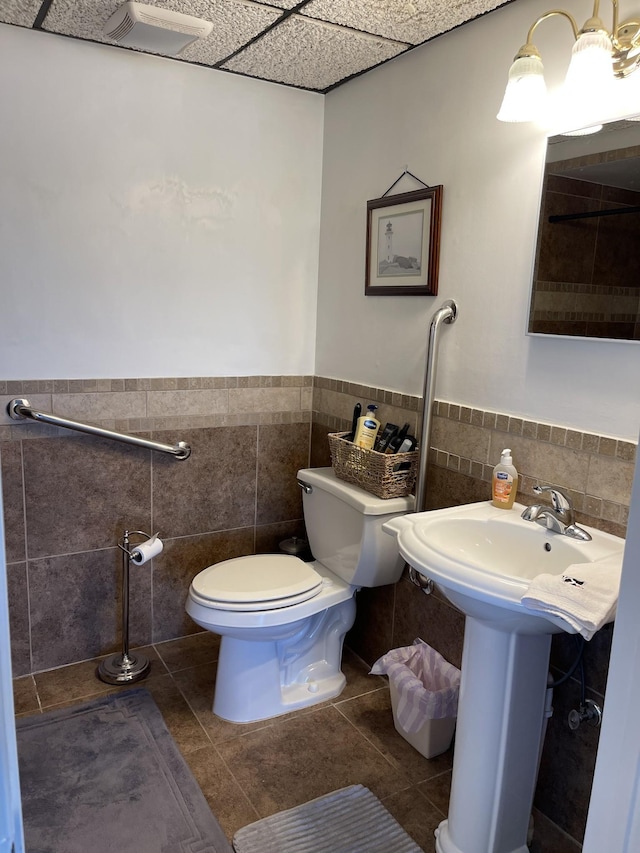 464 Loop Dr, Winchester, TN 37398 - bathroom featuring tile walls, toilet, tile patterned floors, and a wainscoted wall