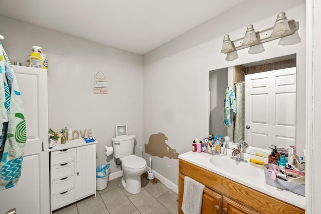 333 Cubbins Hollow Rd, Dowelltown, TN 37059 - full bathroom featuring vanity, toilet, tile patterned flooring, baseboards, and curtained shower