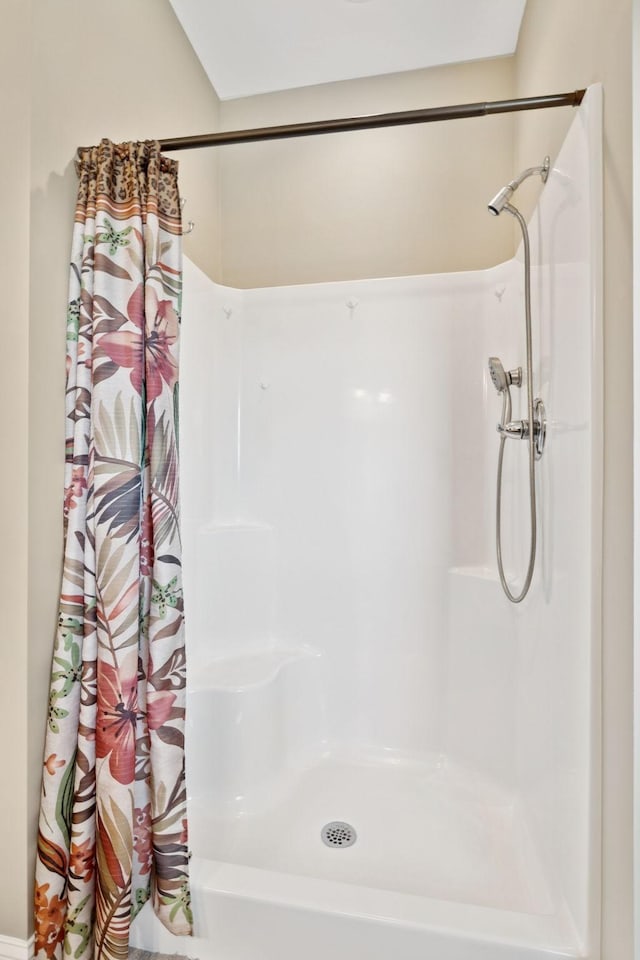 930 Eastover Rd, Lebanon, TN 37090 - bathroom with a shower with curtain