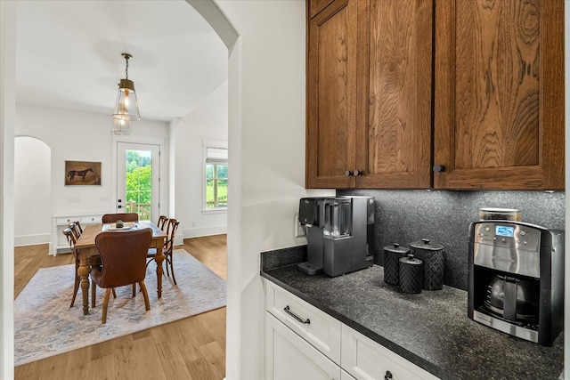 1750 Barrow Ln, Brentwood, TN 37027 - kitchen with arched walkways, light wood-type flooring, tasteful backsplash, and pendant lighting