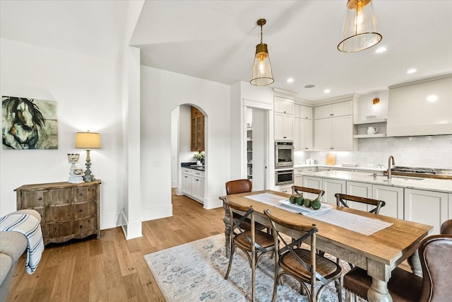 1750 Barrow Ln, Brentwood, TN 37027 - dining space featuring arched walkways, light wood-type flooring, baseboards, and recessed lighting