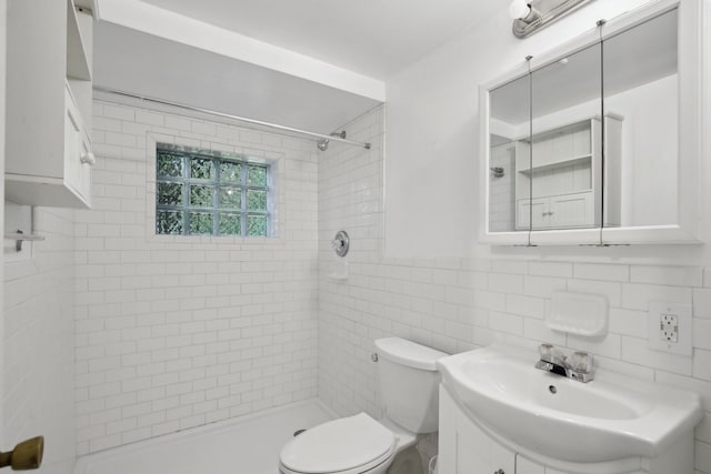 929 Deervale Dr, Nashville, TN 37217 - bathroom with tiled shower, toilet, vanity, and tile walls