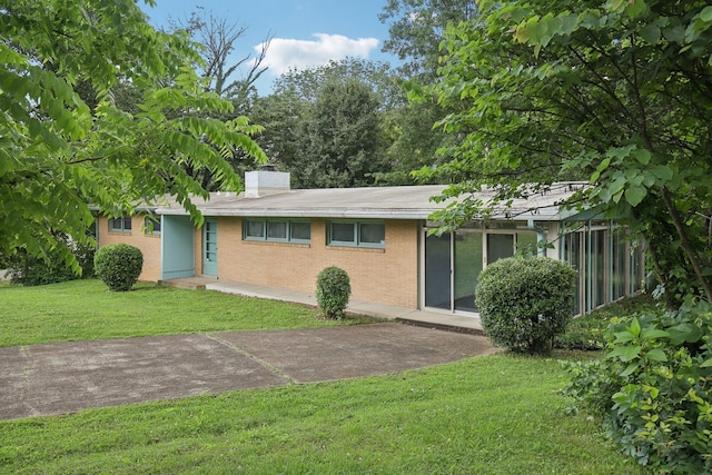 929 Deervale Dr, Nashville, TN 37217 - single story home featuring a front yard, brick siding, and a chimney