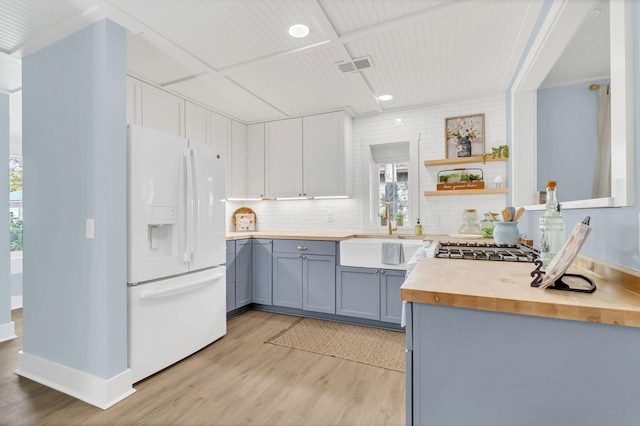 210 Kerr Ave, Murfreesboro, TN 37130 - kitchen featuring white fridge with ice dispenser, a sink, light wood-style floors, gray cabinets, and recessed lighting