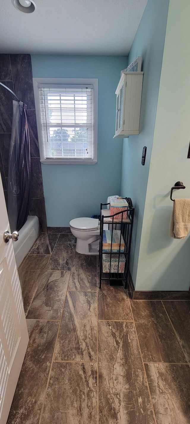 208 Royal Oak Dr, Dickson, TN 37055 - bathroom with toilet, shower / tub combo with curtain, and baseboards