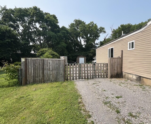 505 Wesley Ave, Nashville, TN 37207 - view of yard with a gate and gravel driveway