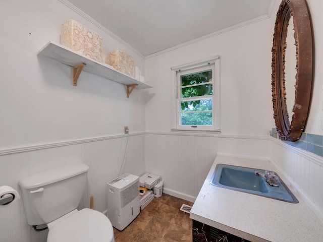 189 Washington Ave, Camden, TN 38320 - half bath featuring toilet, vanity, wainscoting, and ornamental molding