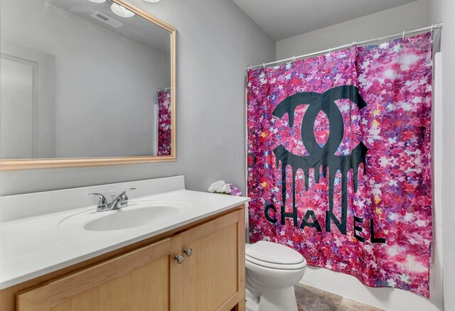 4001 S Windsor Ct, Springfield, TN 37172 - full bath with vanity, toilet, and a shower with shower curtain