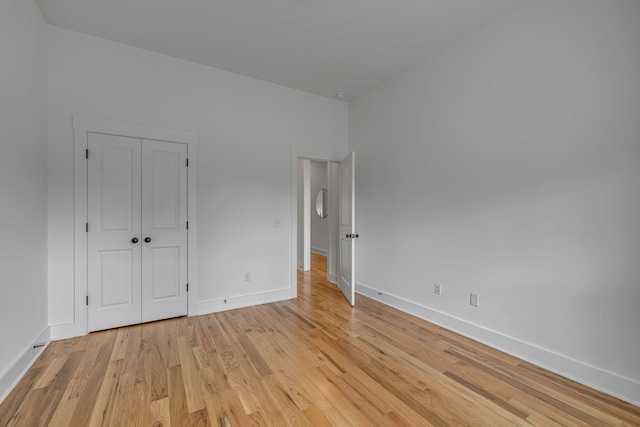 609 Dallas Ct, Murfreesboro, TN 37130 - unfurnished bedroom featuring light wood-type flooring, baseboards, and a closet
