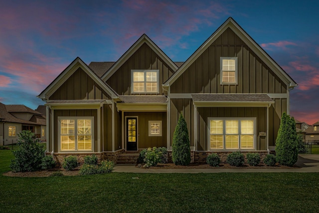 609 Dallas Ct, Murfreesboro, TN 37130 - craftsman inspired home featuring board and batten siding, a front yard, and a shingled roof