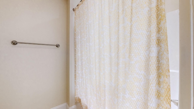 1303 Reynard Dr, Gallatin, TN 37066 - full bath with baseboards and curtained shower