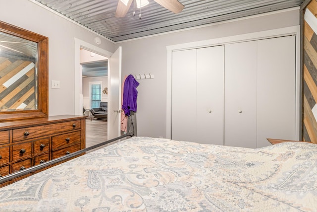4053 Deer Creek Rd, Linden, TN 37096 - bedroom with a closet and a ceiling fan