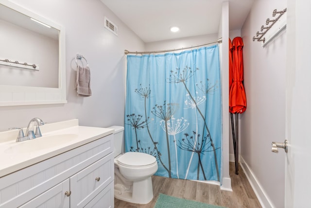 4053 Deer Creek Rd, Linden, TN 37096 - bathroom with wood finished floors, toilet, vanity, curtained shower, and baseboards