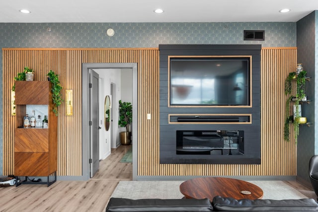 900 20th Ave S Unit 1601, Nashville, TN 37212 - living area with wallpapered walls, baseboards, wood finished floors, an accent wall, and recessed lighting