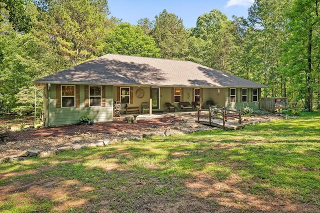 204 Chapman Ct, La Fayette, GA 30728 - ranch-style house with covered porch, a front yard, roof with shingles, and a wooded view