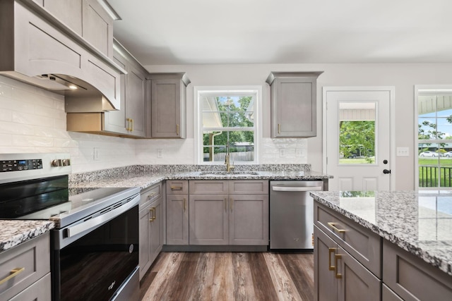 304 S Maple St, Hohenwald, TN 38462 - kitchen featuring stainless steel appliances, a sink, dark wood-style floors, gray cabinets, and tasteful backsplash
