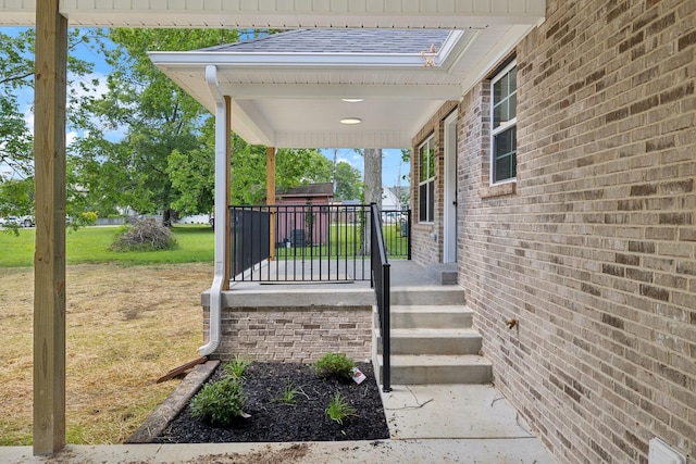 304 S Maple St, Hohenwald, TN 38462 - porch featuring a yard