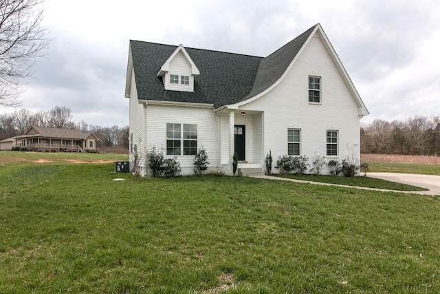 1146 Garrettsburg Rd, Clarksville, TN 37042 - view of front of home with a front yard, cooling unit, and roof with shingles