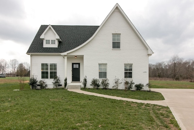 1146 Garrettsburg Rd, Clarksville, TN 37042 - view of front of home featuring a front yard and roof with shingles