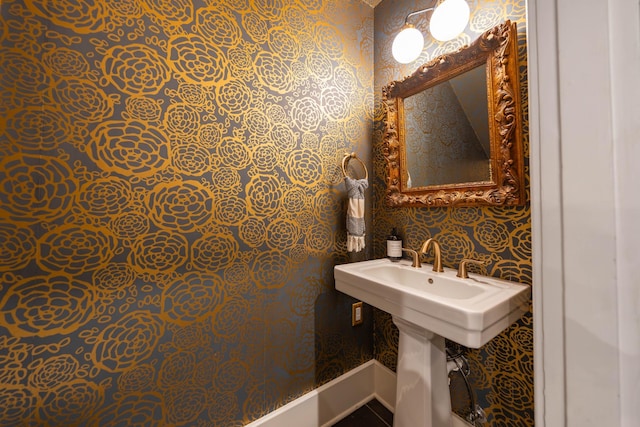 1702 Stokes Ln, Nashville, TN 37215 - bathroom featuring wallpapered walls and baseboards