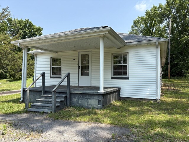 117 Rob Rd, Clarksville, TN 37040 - bungalow-style house featuring covered porch, a shingled roof, and a front yard