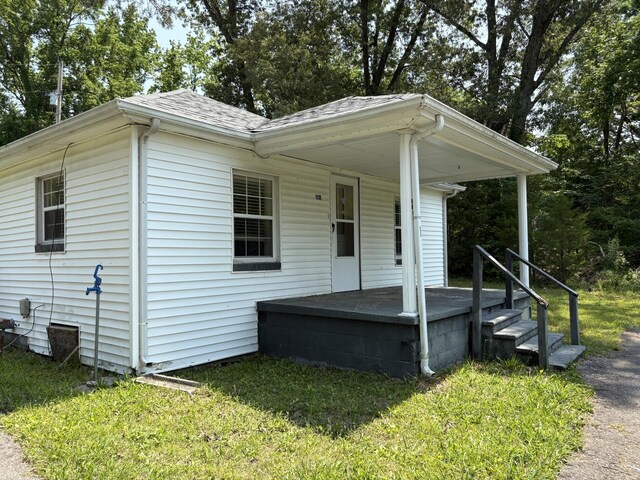 117 Rob Rd, Clarksville, TN 37040 - view of front of property with covered porch, a shingled roof, and a front yard