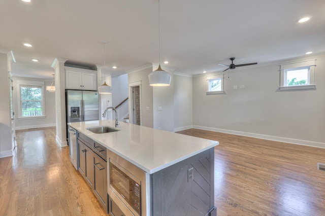 3104 Southlake Dr, Nashville, TN 37211 - kitchen featuring a sink, appliances with stainless steel finishes, a kitchen island with sink, baseboards, and crown molding