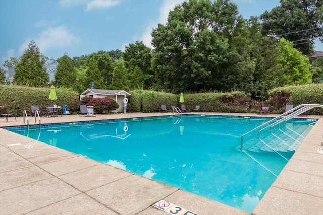 1284 Heritage Landing Dr, Chattanooga, TN 37405 - community pool featuring a patio