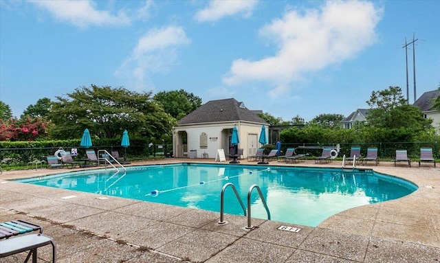 1284 Heritage Landing Dr, Chattanooga, TN 37405 - community pool with a patio